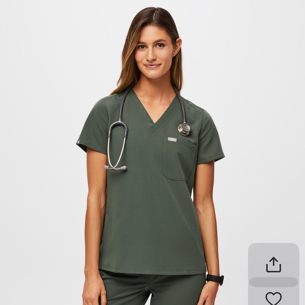 FIGS Women’s Bonsai Catrina One Pocket Scrub Top